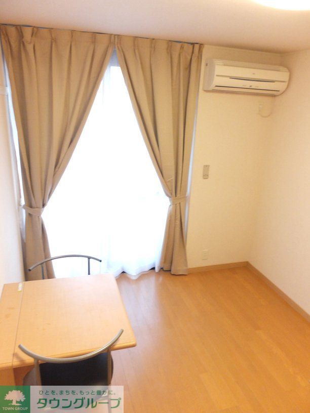 居室・リビング　フローリング仕様テーブルを折り畳むと広く使えます