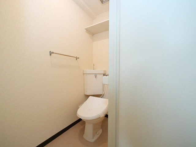 トイレ　※写真は別号室です。