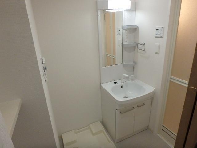 洗面設備　独立洗面台付きです
