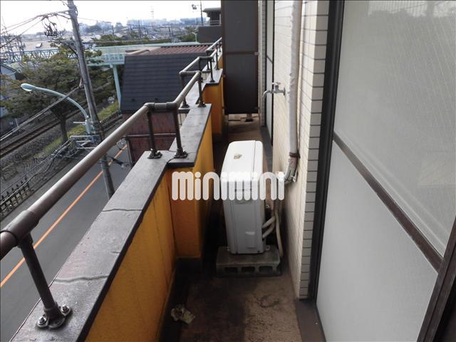 バルコニー　広々としたベランダなのでお洗濯も快適にできます