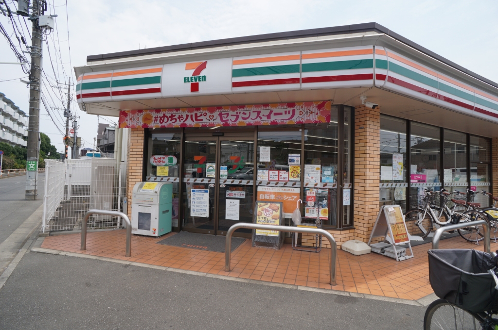 コンビニ　セブンイレブン 足立青井1丁目店（コンビニ）まで293m