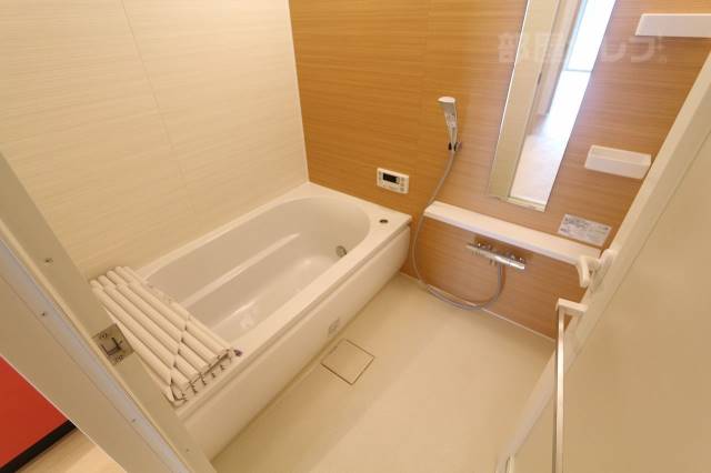 バス・シャワールーム　追い焚き・浴室乾燥機能付きです。