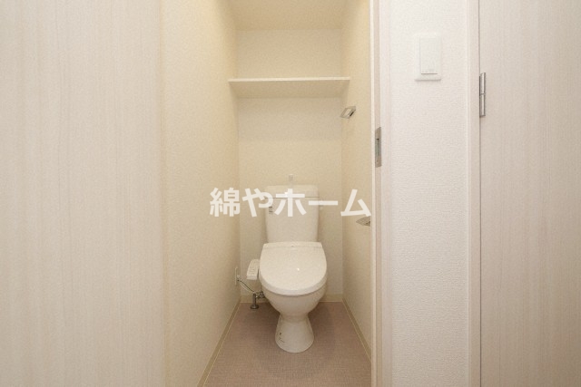 トイレ　落ち着いた色調のトイレです