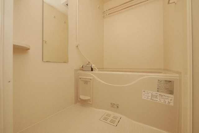 バス・シャワールーム　コンパクトで使いやすいお風呂です