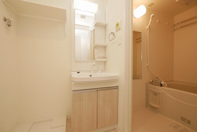 洗面設備　独立洗面台、朝の身支度には欠かせません