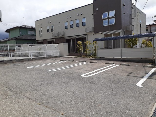 駐車場　駐車場があるので、車を買う予定の方も安心です