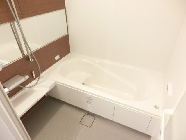 バス・シャワールーム　大きなお風呂足伸ばせますね！