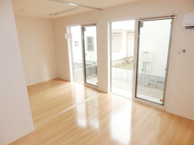 居室・リビング　採光が大きいリビングルーム！