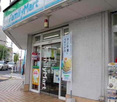 コンビニ　ファミリーマート新宿弁天町店（コンビニ）まで113m