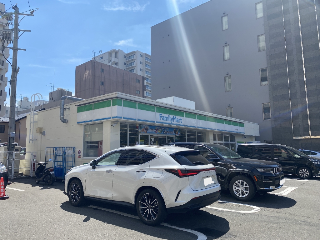 コンビニ　ファミリーマート 青葉春日町店（コンビニ）まで214m