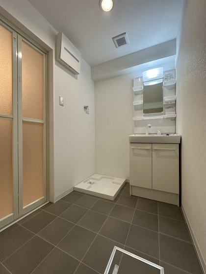 洗面設備　※掲載写真は同マンション別部屋参考写真となります。現状と相違