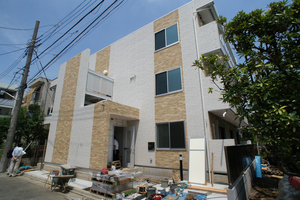 建物外観　２０１４年完成♪洋室８．２帖☆
