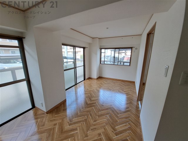 居室・リビング　２面採光の明るいお部屋です。