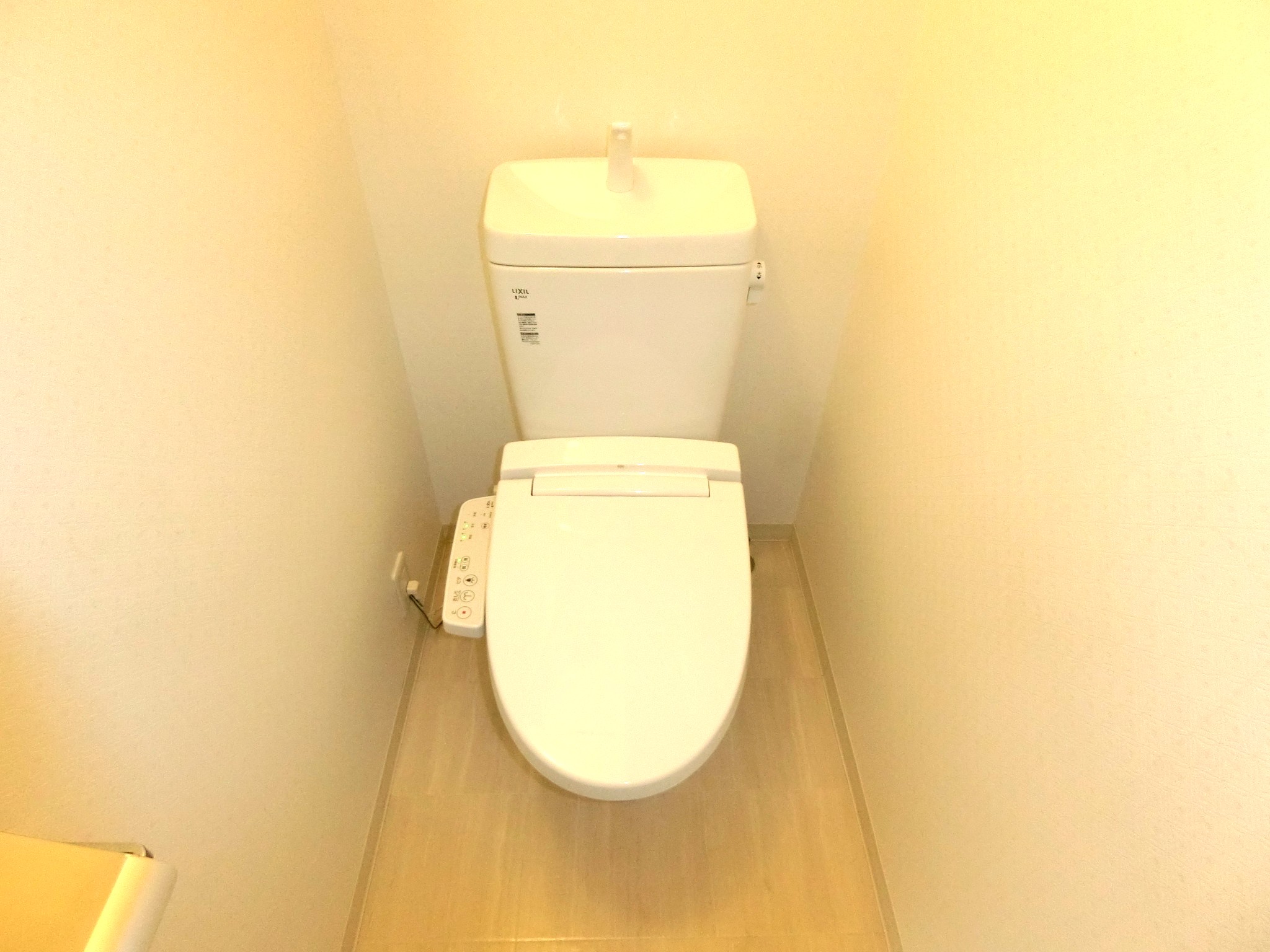 トイレ　温水洗浄機付きのトイレです☆