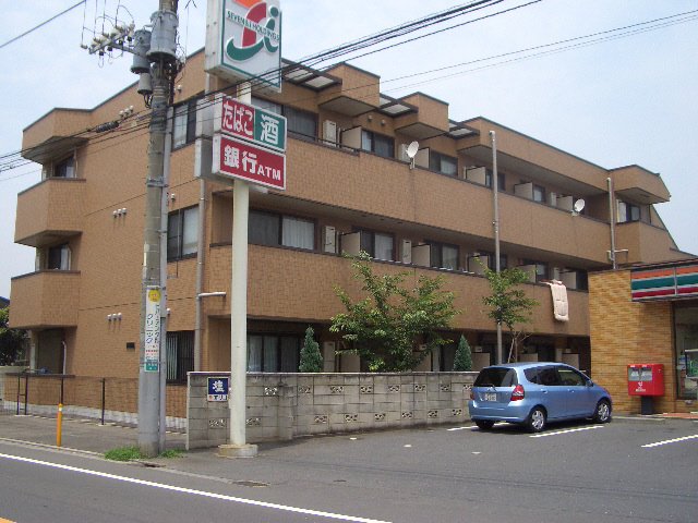 建物外観　隣がコンビニで便利な立地です
