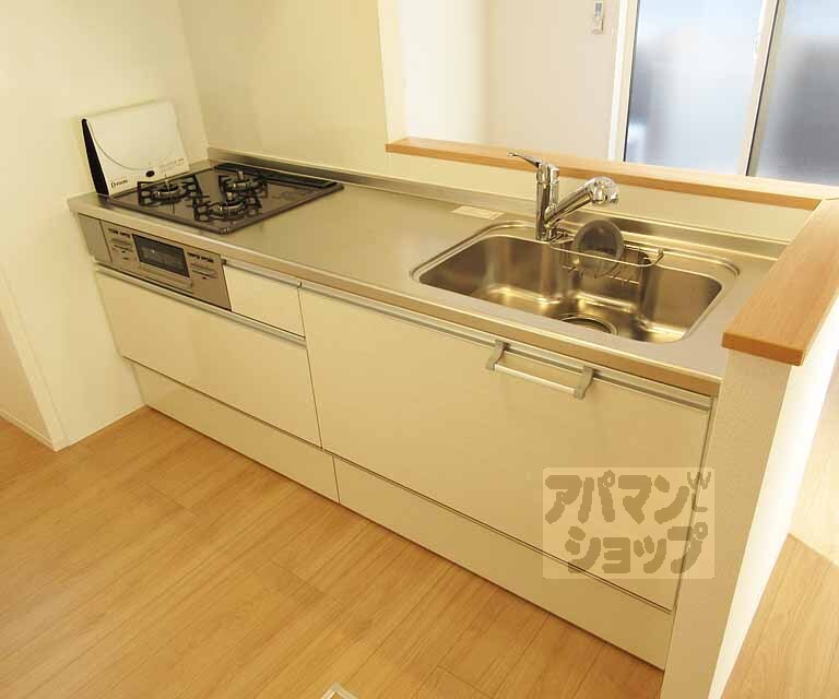 キッチン　３口ガスコンロのシステムキッチンです。