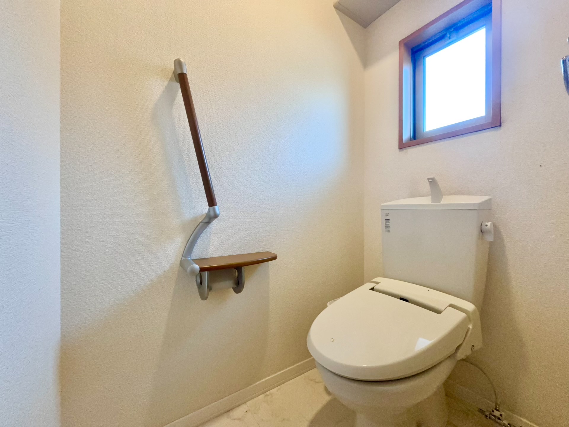 トイレ　トイレ部分・ウォシュレット付きで清潔感◎便利な手すり付き♪