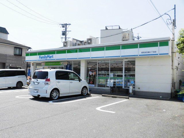 コンビニ　ファミリーマート川名駅前店（コンビニ）まで526m