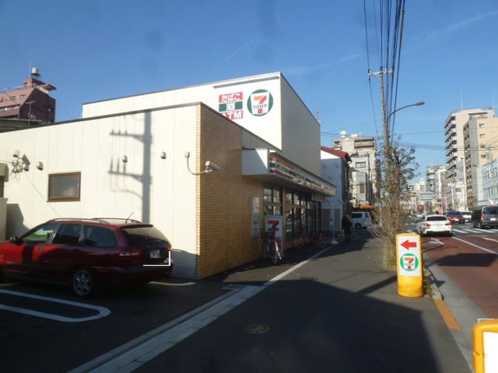 コンビニ　セブンイレブン（コンビニ）まで122m