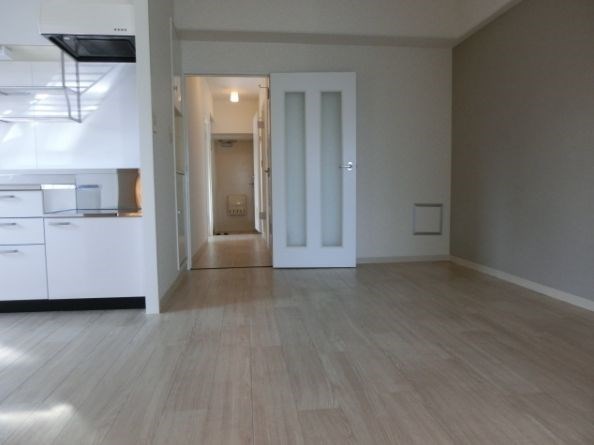 居室・リビング　フローリングのキレイなお部屋です。（同タイプイメージです。）