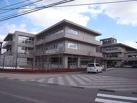 小学校　富山市立鵜坂小学校（小学校）まで698m