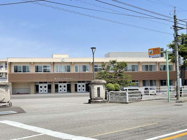 中学校　西部中学校（中学校）まで293m