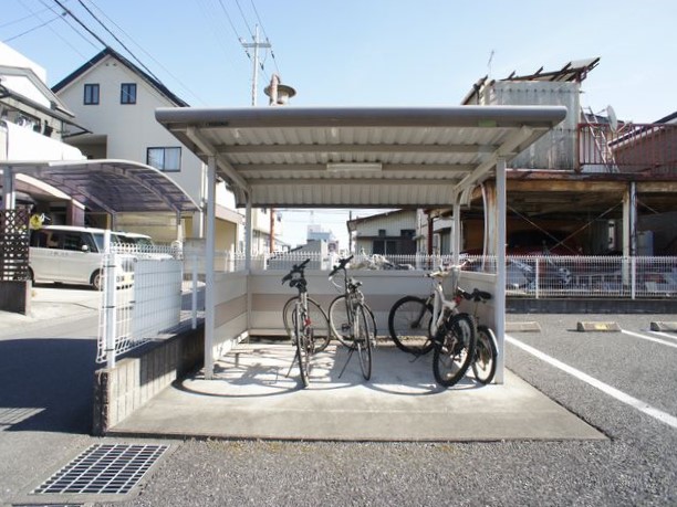 その他共有部分　屋根付きの駐輪場があります♪