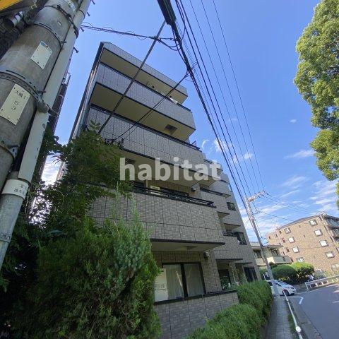 建物外観　道路を挟んだ向かいは砧公園！緑豊かで気持ちのいい立地ですよ