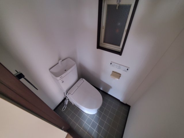 トイレ　落ち着いた色調のトイレです