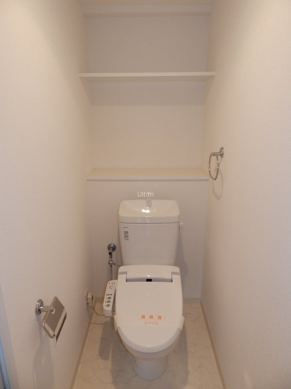 トイレ　違うお部屋の写真です。ご参考までに