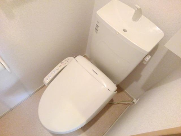トイレ　温水シャワー付きトイレです