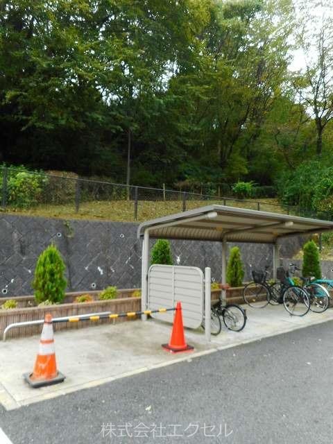 その他共有部分　屋根付きの駐輪場です。