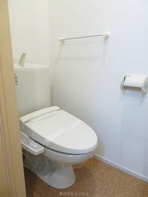 トイレ　温水洗浄便座です。
