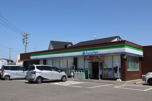 コンビニ　ファミリーマート 犬山上野店（コンビニ）まで1105m