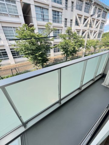 バルコニー　暖かな日差しのふりそそぐバルコニー