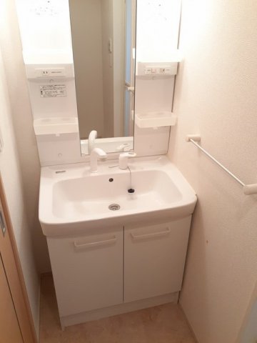 洗面設備　明るい洗面所です
