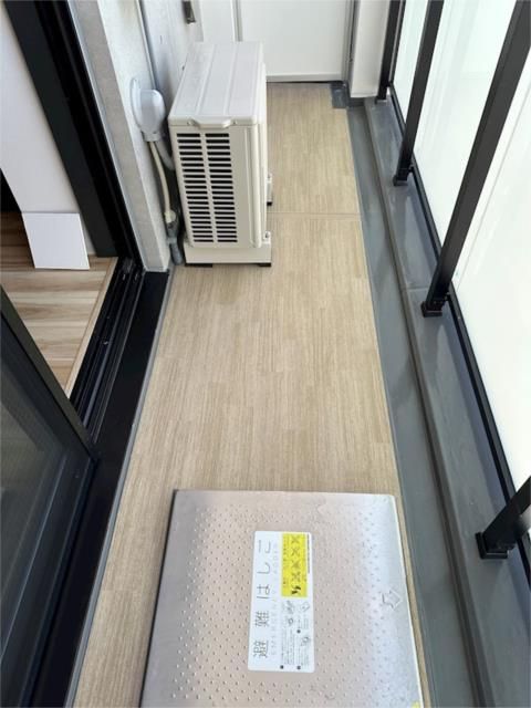 バルコニー　暖かな日差しのふりそそぐバルコニー
