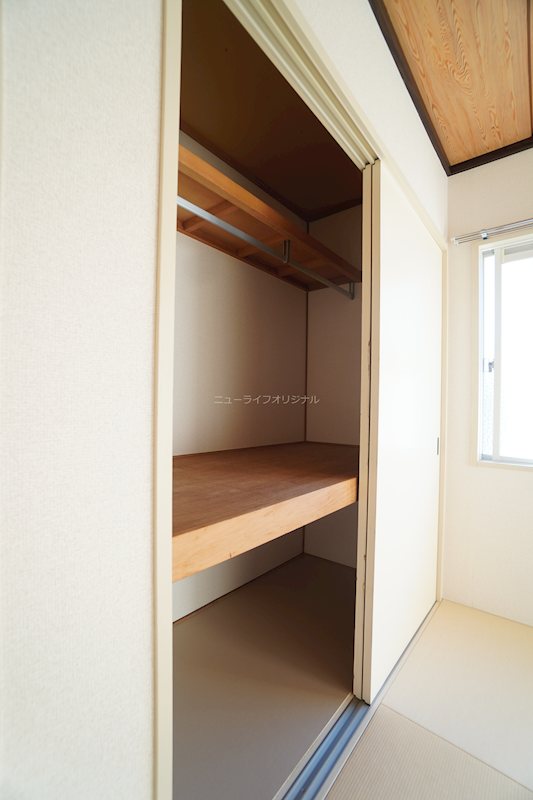 収納　押入れ付きで布団も楽に収納可能です。