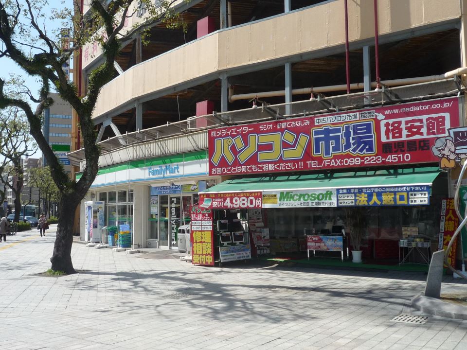 コンビニ　ファミリーマート（コンビニ）まで130m