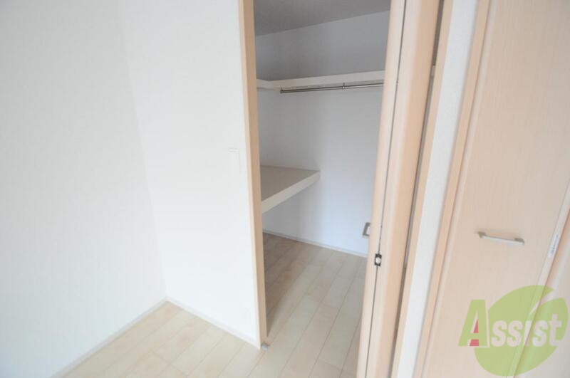バルコニー　人気のウォークインクローゼット。お部屋が広々と使えます。
