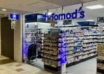 ドラックストア　トモズアコルデ代々木上原店（ドラッグストア）まで580m