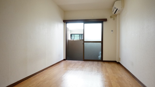居室・リビング　バルコニーに面しているので、ワイドな窓で通風に優れたお部屋で