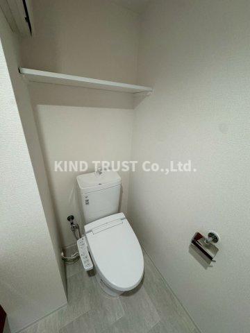 トイレ　落ち着いた色調のトイレです
