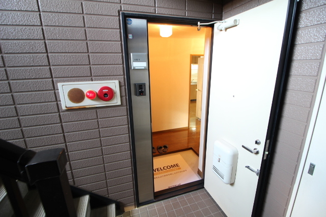 玄関　※写真は他号室です