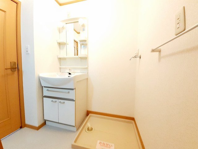 洗面設備　明るい洗面所です