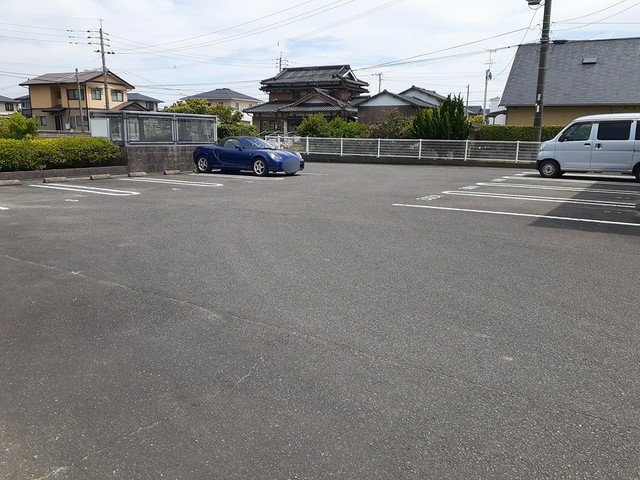 駐車場　駐車場があるので、車を買う予定の方も安心です