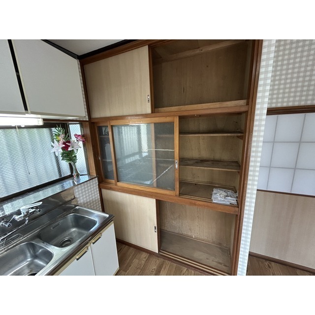 収納　キッチン横備え付け収納