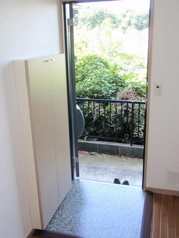 玄関　同物件別部屋写真