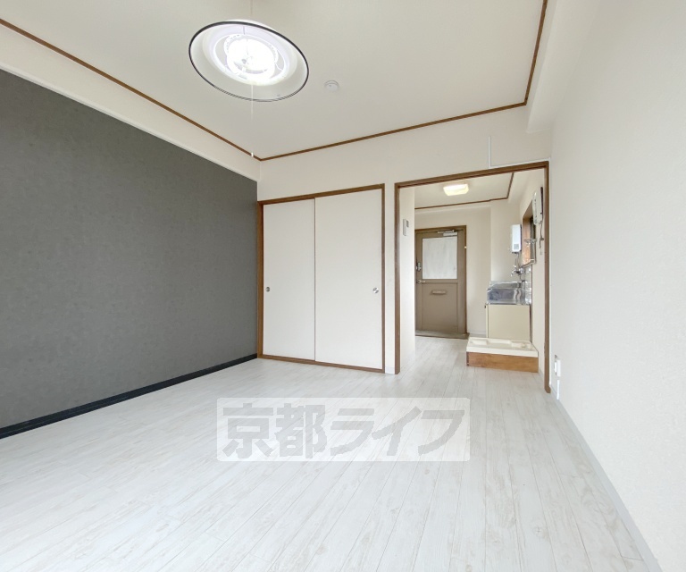 居室・リビング　角部屋で御薗橋通りから一筋南にある物件です。スーパー・...
