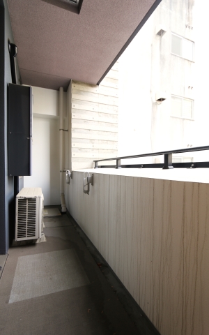 バルコニー　天気の良い日の洗濯物はこちらへ